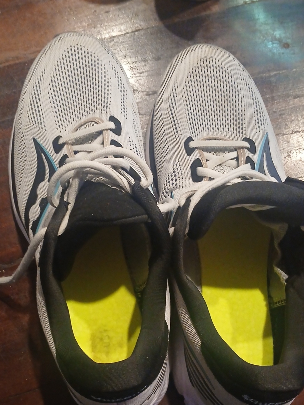 Saucony White Athletic Running Shoes with Teal Accent  Mens Size 11